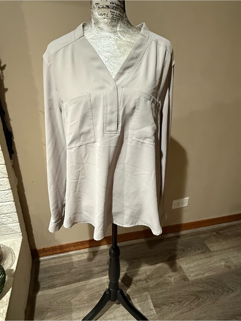 Nine West Light Gray V-Neck Long Sleeve Blouse